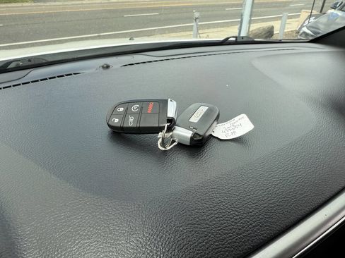 Used 2018 Jeep Grand Cherokee Laredo image 14