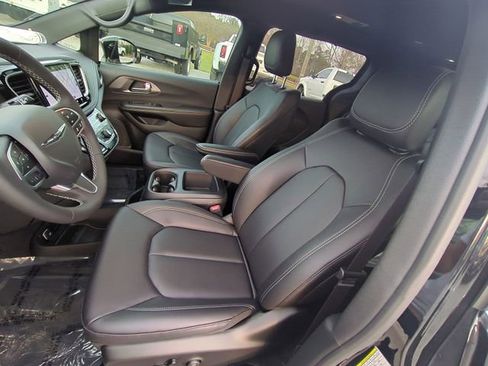 New 2026 Chrysler Pacifica Select image 21