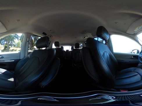 Used 2023 Chrysler Pacifica Touring-L FWD image 45