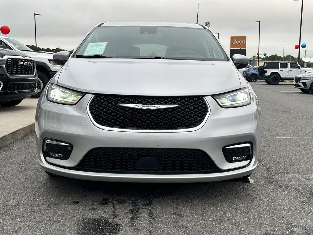 Used 2023 Chrysler Pacifica Touring-L FWD image 2