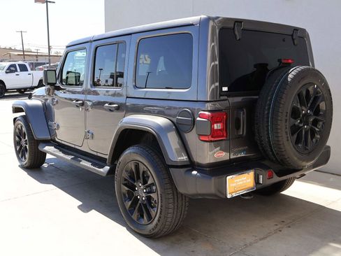 Used 2025 Jeep Wrangler Unlimited Sahara AWD/4WD image 3