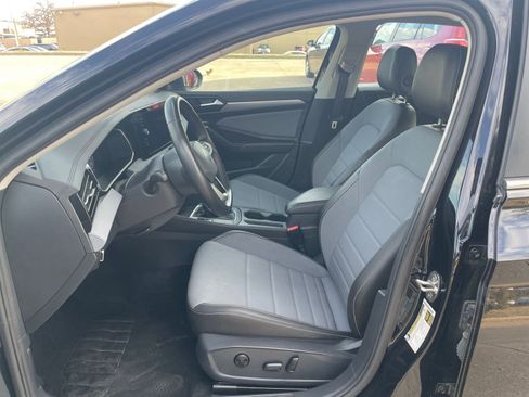 Used 2025 Volkswagen Jetta SE image 30