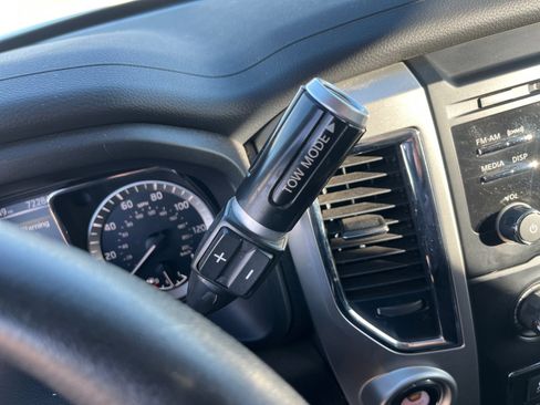 Used 2018 Nissan Titan SV image 11