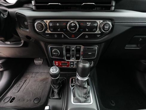 Used 2024 Jeep Wrangler Unlimited Rubicon w/ Convenience Group AWD/4WD image 18