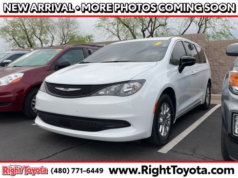 Used 2025 Chrysler Voyager LX image 1