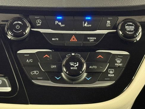 Used 2024 Chrysler Pacifica Touring-L image 43