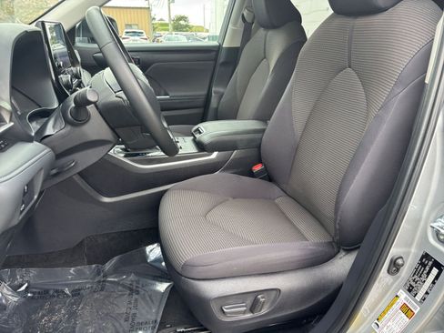 Used 2025 Toyota Highlander LE image 32