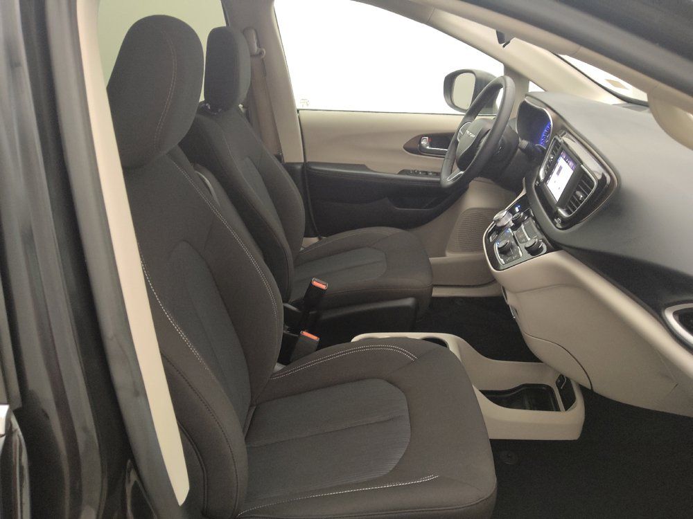 Used 2022 Chrysler Voyager LX FWD image 21