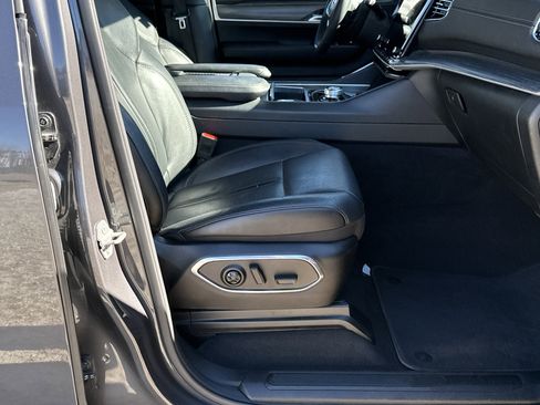 Used 2024 Jeep Wagoneer L Series II image 13