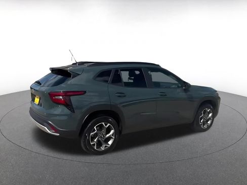 Used 2025 Chevrolet Trax LT FWD image 14