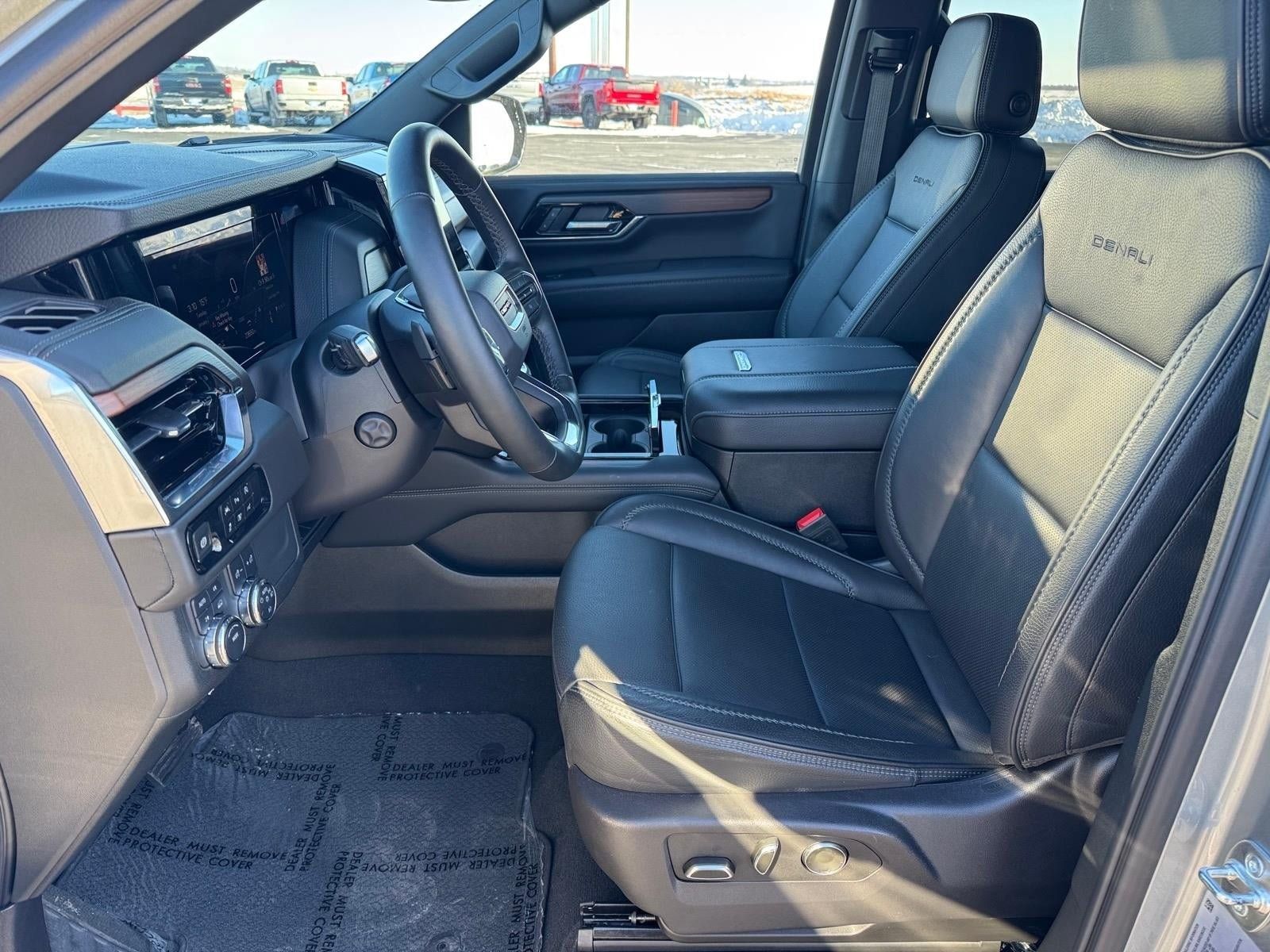 Used 2025 GMC Yukon XL Denali AWD/4WD image 5