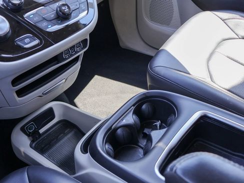 Used 2024 Chrysler Pacifica Touring-L image 17