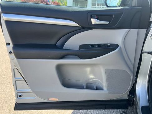 Used 2019 Toyota Highlander XLE AWD/4WD image 18