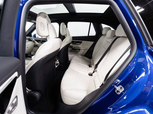 Used 2025 Mercedes-Benz GLC 350e 4MATIC w/ Driver Assistance Package image 27