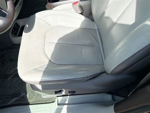 Used 2018 Chrysler Pacifica Touring-L image 21