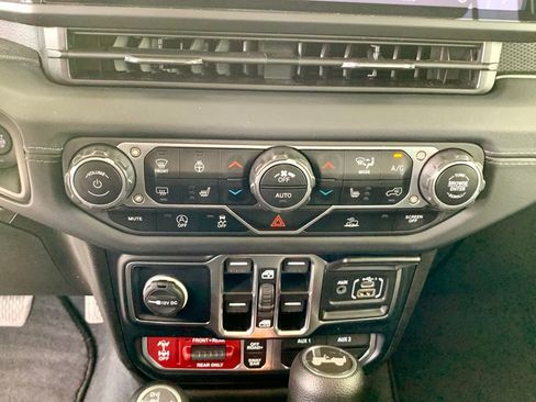 Used 2024 Jeep Wrangler Unlimited Rubicon w/ XTREMEE 35" Tire Package AWD/4WD image 37