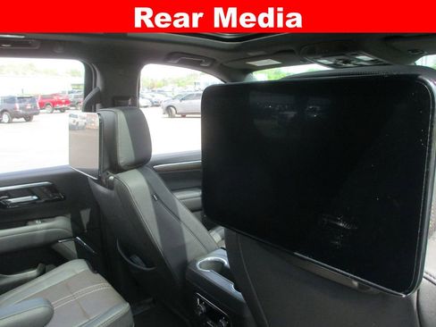 Used 2025 Chevrolet Suburban High Country AWD/4WD image 17