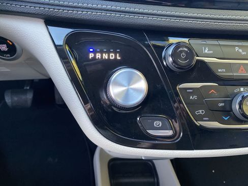 Used 2024 Chrysler Pacifica Limited FWD image 25