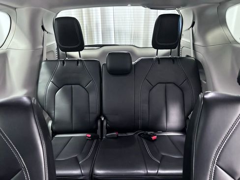 Used 2023 Chrysler Pacifica Touring-L image 20