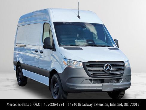 Used 2025 Mercedes-Benz Sprinter 2500 image 2