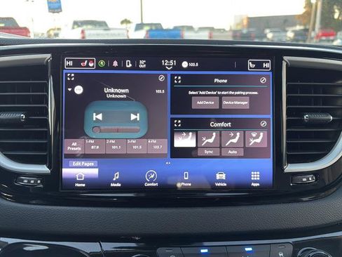 Used 2023 Chrysler Pacifica Touring-L image 23