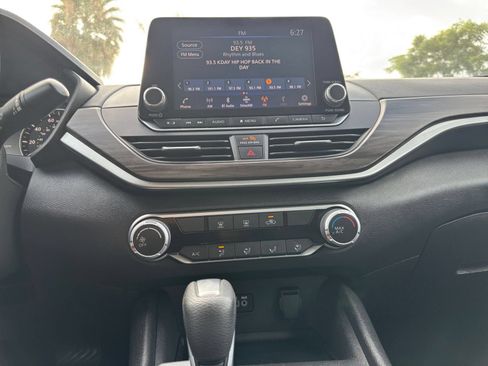 Used 2025 Nissan Altima 2.5 SV FWD image 17