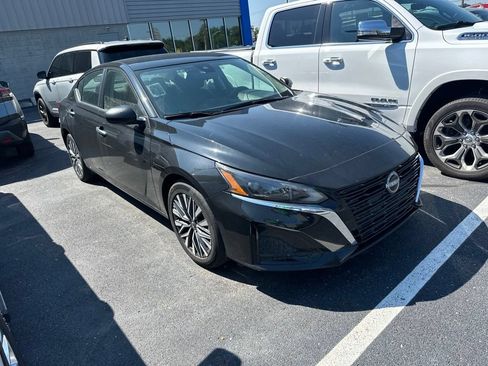 Used 2025 Nissan Altima 2.5 SV FWD image 2
