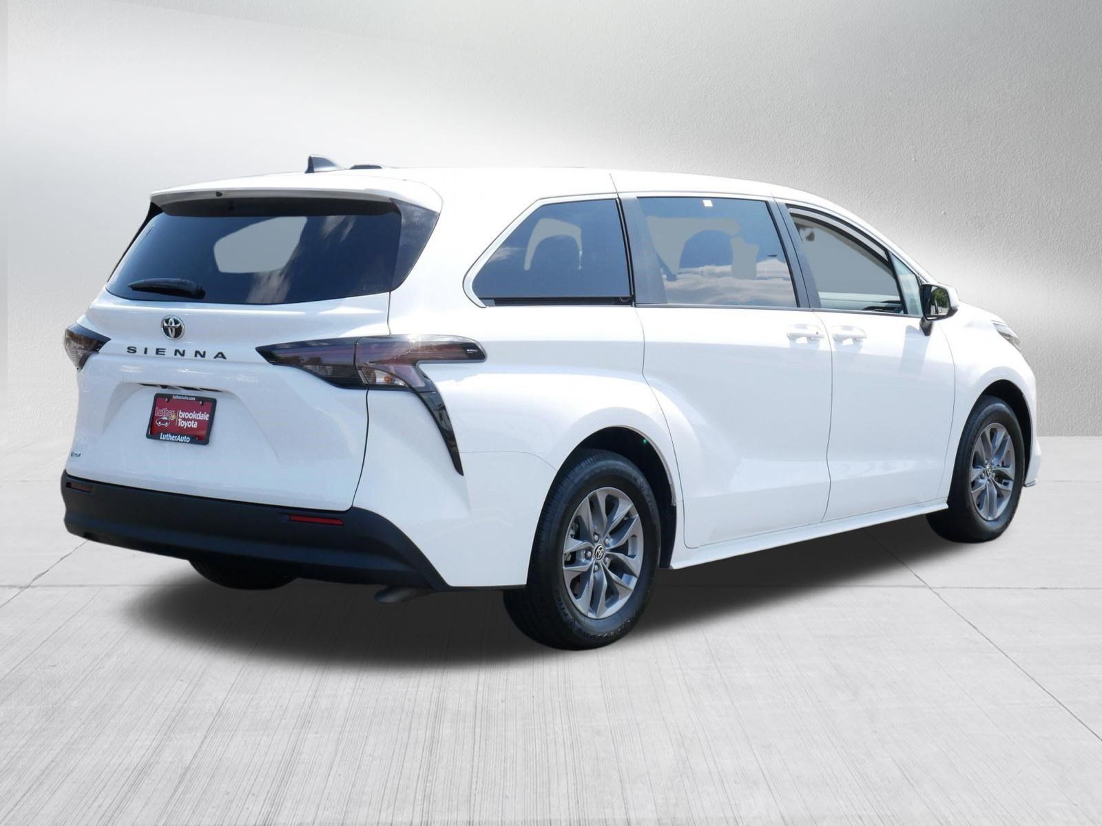 Certified 2026 Toyota Sienna LE FWD image 7