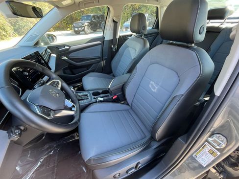 Used 2025 Volkswagen Jetta SE image 31