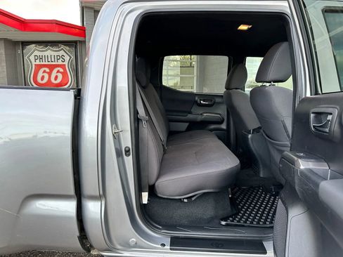 Used 2019 Toyota Tacoma SR5 AWD/4WD image 15