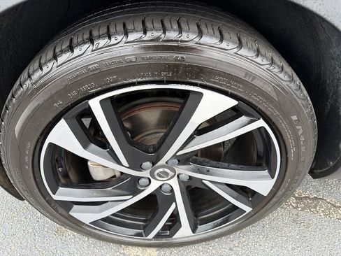 Used 2022 Volvo XC40 T5 R-Design w/ Advanced Package image 11