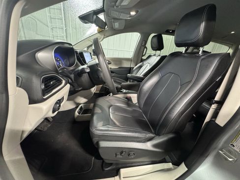 Used 2024 Chrysler Pacifica Touring-L image 15