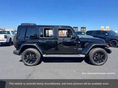 Used 2025 Jeep Wrangler Unlimited Sahara AWD/4WD image 7