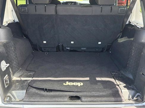 Used 2017 Jeep Wrangler Unlimited Sahara w/ Connectivity Group AWD/4WD image 16