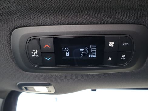 Used 2025 Chrysler Pacifica Limited FWD image 26