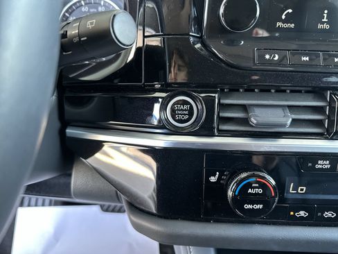 Used 2023 Nissan Pathfinder SL AWD/4WD image 17