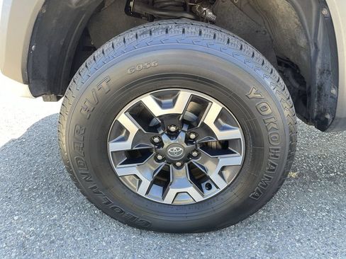 Used 2021 Toyota Tacoma TRD Off-Road AWD/4WD image 30