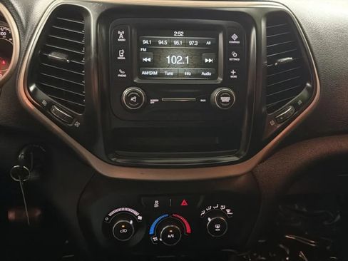 Used 2018 Jeep Cherokee Latitude w/ Altitude Package FWD image 14