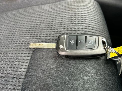 Used 2020 Hyundai Santa Fe SE w/ Cargo Package image 28