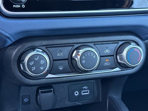 Used 2023 Nissan Versa SV image 29