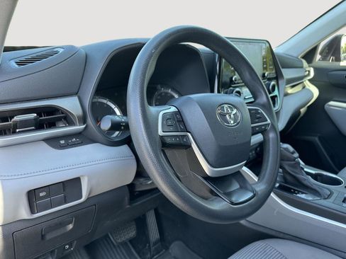 Used 2022 Toyota Highlander L image 11