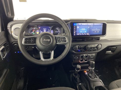 Used 2025 Jeep Wrangler Sahara image 19