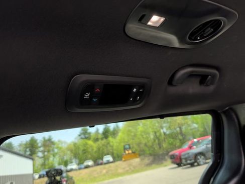 Used 2025 Chrysler Pacifica Select FWD image 29