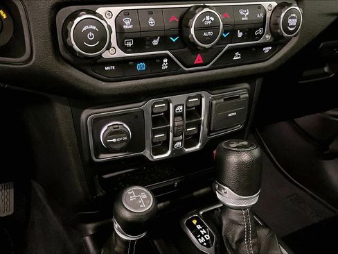 Used 2024 Jeep Wrangler Unlimited w/ Convenience Group AWD/4WD image 16