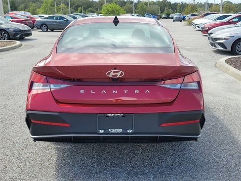 New 2025 Hyundai Elantra SE image 9