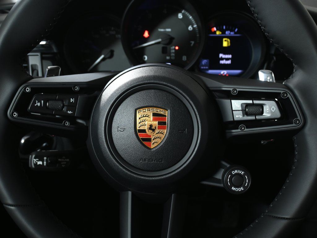 Used 2026 Porsche Macan AWD/4WD image 18