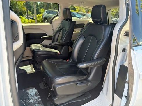 Used 2023 Chrysler Pacifica Touring-L FWD image 15