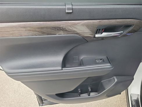 Used 2023 Toyota Highlander Limited image 11