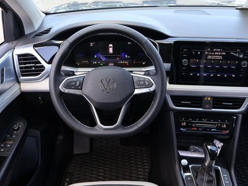 Certified 2025 Volkswagen Taos SE image 15