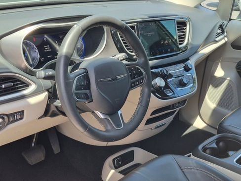 Used 2023 Chrysler Pacifica Touring-L FWD image 10